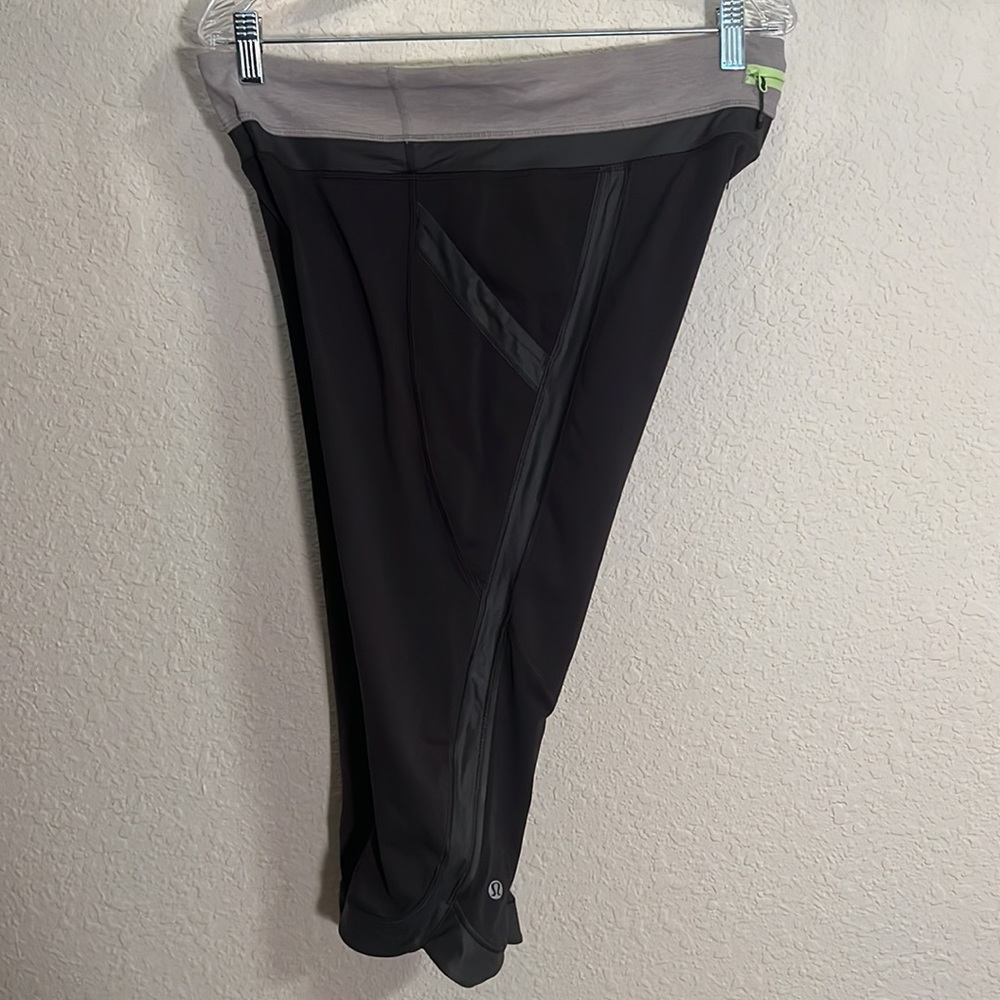 Lululemon Chase Me Crop II Leggings, size 12. - Picture 4 of 4